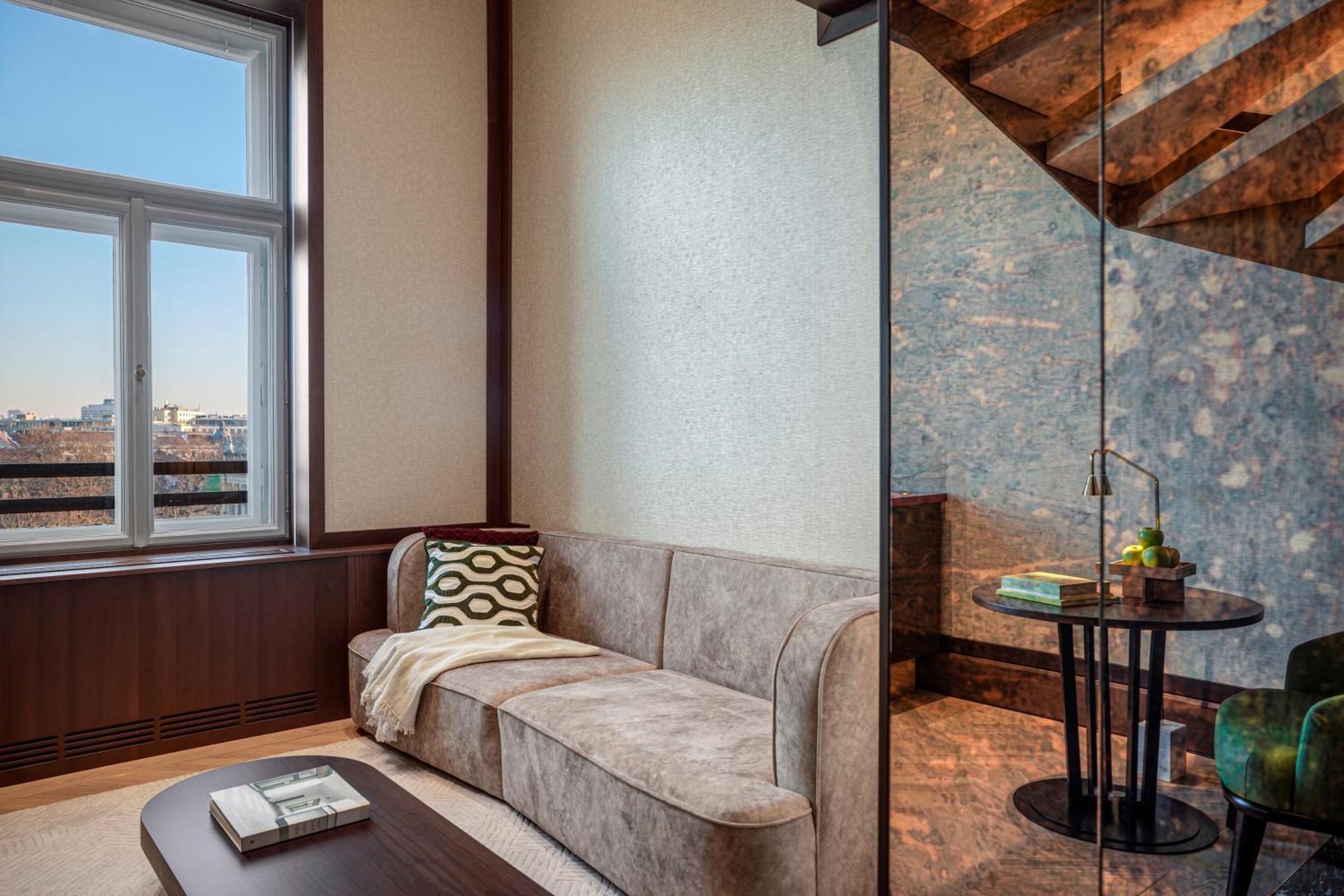 Отель Almanac Palais Вена Экстерьер фото A living room at The Standard East Village