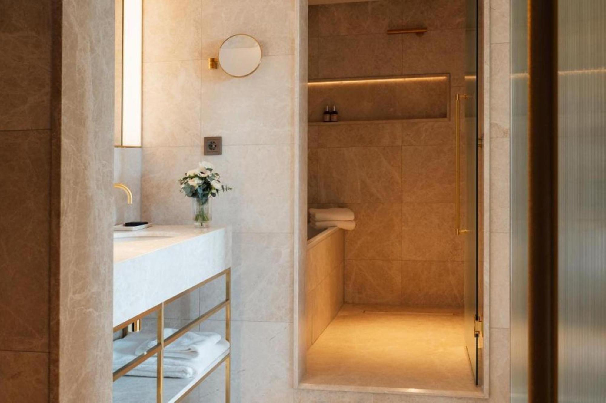 Отель Almanac Palais Вена Экстерьер фото A shower cubicle