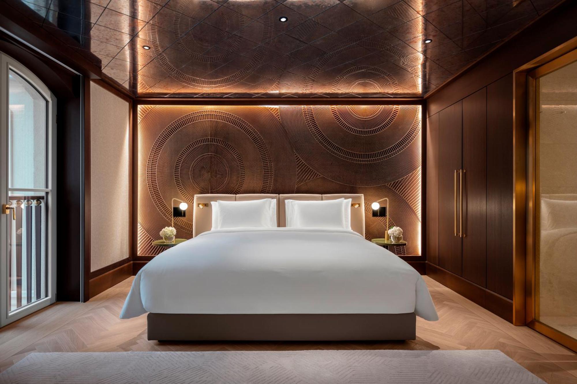 Отель Almanac Palais Вена Экстерьер фото A bedroom at The Edition