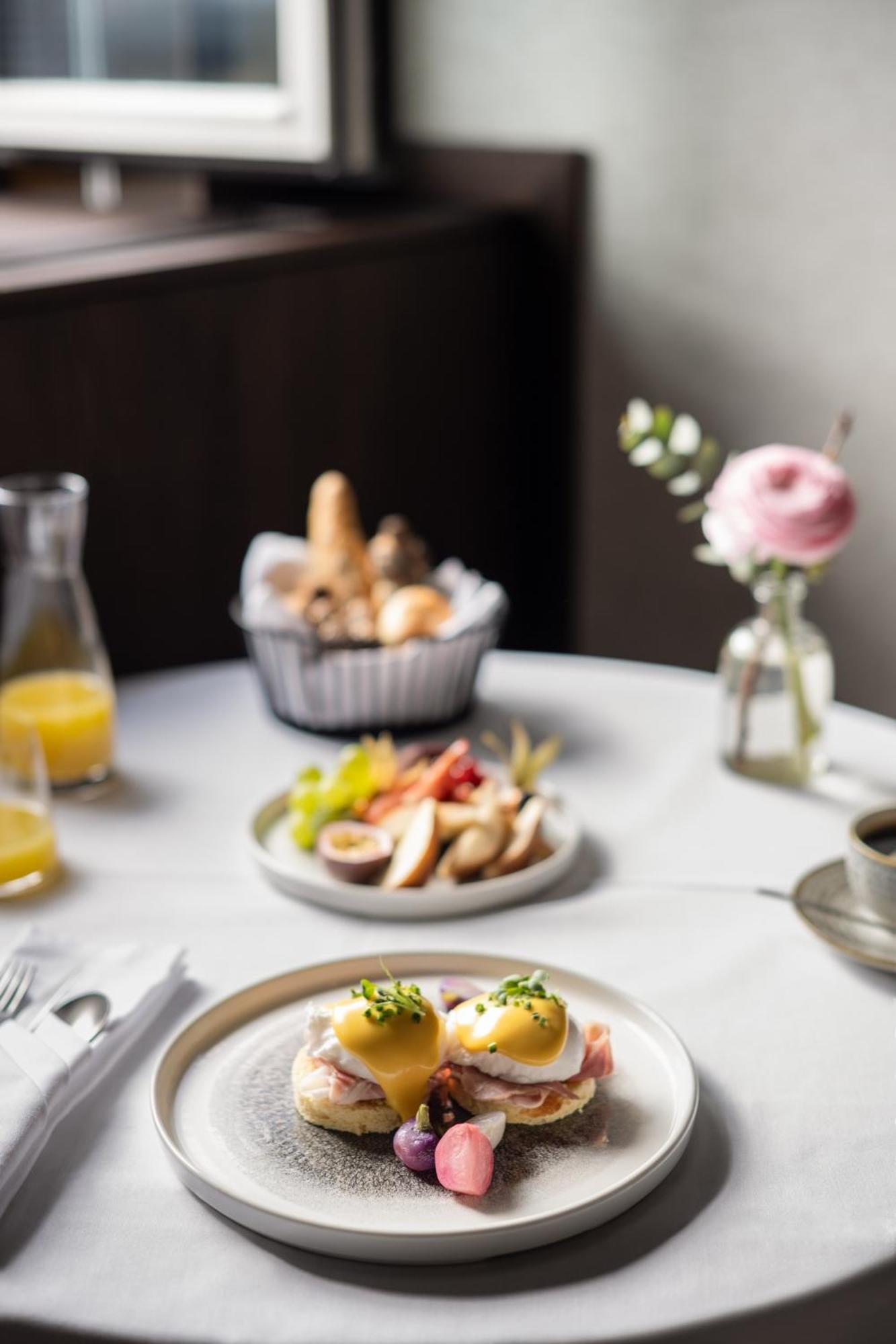 Отель Almanac Palais Вена Экстерьер фото A breakfast table