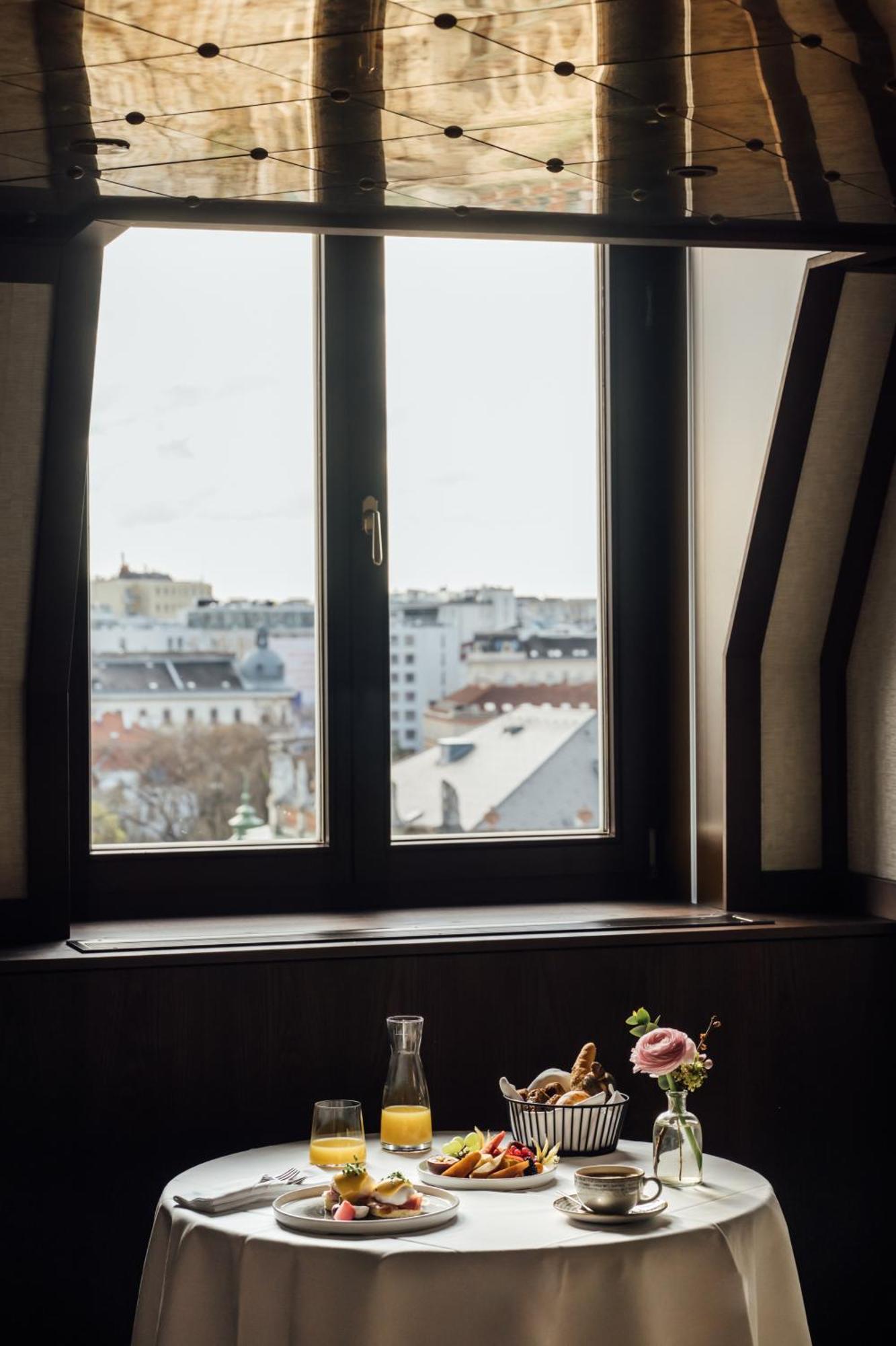 Отель Almanac Palais Вена Экстерьер фото A window